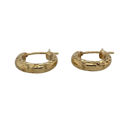 Add subtle sparkle and everyday elegance to your jewellery collection with this pre-owned 9ct yellow gold small diamond cut patterned hoop creole earrings, offering a lightweight and timeless design.
Design: These small hoop creole earrings feature a diamond cut patterned finish, creating a delicate shimmer as they catch the light while maintaining a classic hoop profile.