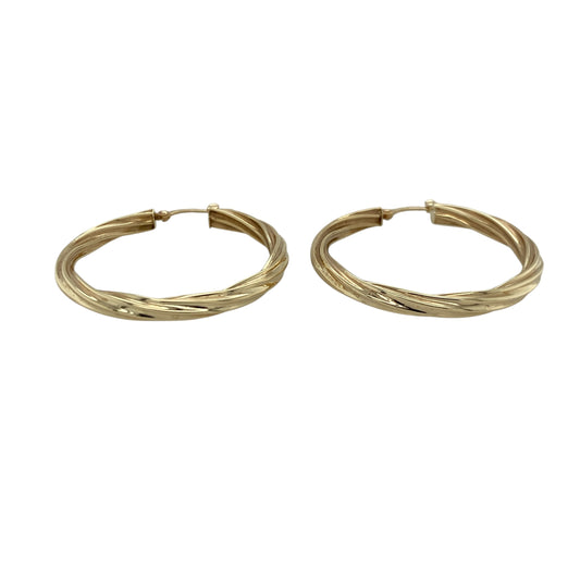 Add bold texture and timeless elegance to your jewellery collection with this pre-owned 9ct yellow gold twisted hoop creole earrings, offering classic design with a noticeable presence.
Design: These creole earrings feature a twisted hoop profile, creating depth and light-catching texture while maintaining a traditional and versatile silhouette.
Material: Made from 9-carat yellow gold, the warm polished finish enhances the twisted detailing and gives the earrings lasting appeal.