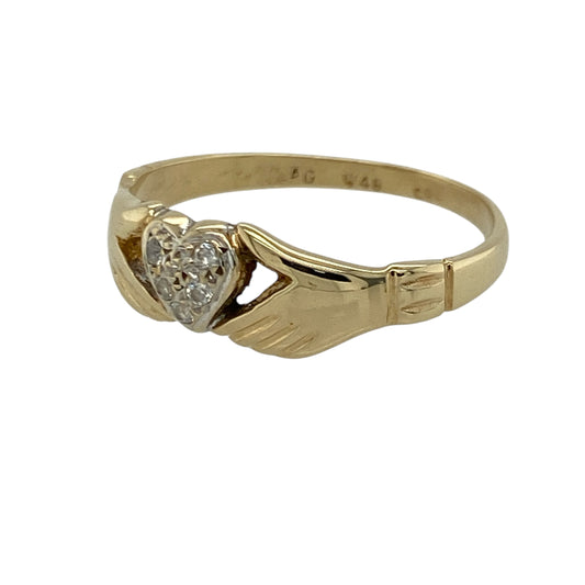 Add symbolic charm and two-tone elegance to your jewellery collection with this pre-owned 9ct yellow and white gold cubic zirconia Claddagh ring, offering meaningful design with refined sparkle.
Design: This Claddagh-style ring features the traditional hands and heart motif, symbolising love and friendship. This version does not include the crown, giving the design a simplified and distinctive look. Cubic zirconia accents add subtle brilliance to the heart detail.