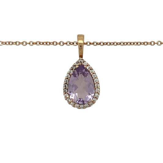 Add warm tones and elegant sparkle to your jewellery collection with this pre-owned 18ct rose gold diamond and amethyst teardrop pendant necklace, combining romantic colour with timeless design. Perfect for special occasions or refined everyday wear.
Design: The pendant measures approximately 1.7cm in length including the bail and features a 9mm by 6mm teardrop-shaped amethyst at its centre.