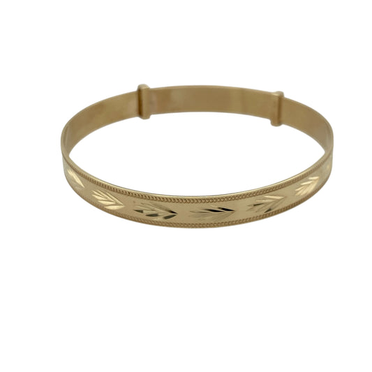 Celebrate a special milestone with this pre-owned 9ct yellow gold patterned expanding baby bangle, offering a traditional and sentimental design perfect for gifting. A timeless keepsake piece to treasure for years to come.
Design: The bangle features a classic expanding design with decorative patterned detailing across the surface, adding texture and charm. Measuring approximately 5mm in width, it offers a noticeable yet delicate profile suited to a young child.