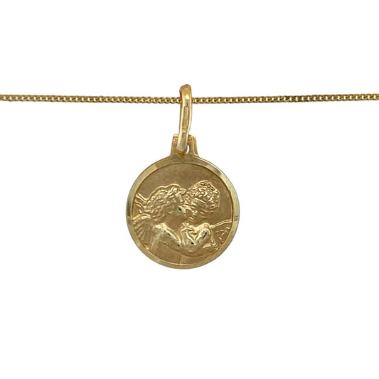 Add a touch of classic charm to your jewellery collection with this pre-owned 9ct yellow gold round cherub pendant necklace, featuring a beautifully detailed design with timeless appeal. A meaningful piece perfect for everyday wear or gifting.
Design: The pendant is round in shape and features an engraved cherub motif at its centre, symbolising love and protection. Measuring approximately 2.1cm in length including the bail, it offers a delicate yet noticeable presence on the neckline.