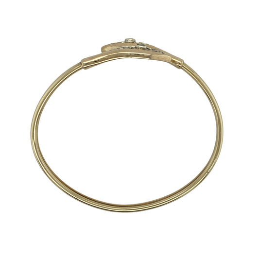 Embrace meaningful design with this pre-owned 9ct yellow and white gold blue stone set Clogau Celtic Knot wrap over bangle, combining heritage symbolism with elegant two-tone styling. A striking piece perfect for everyday wear or special occasions.
Design: The bangle features a graceful wrap over style adorned with the iconic Celtic knot motif, symbolising eternity and unity.