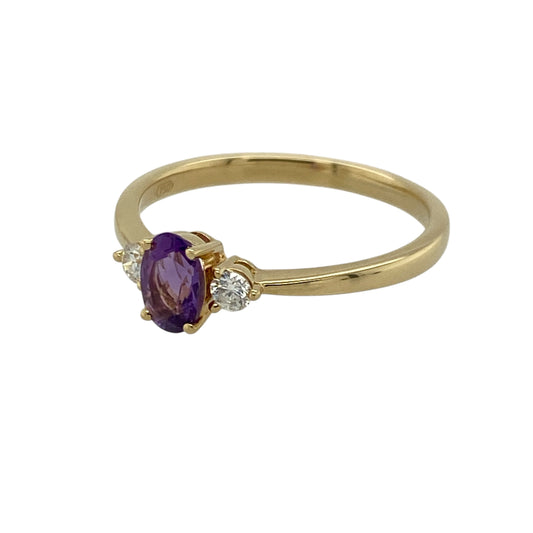 Add elegant colour and classic sparkle to your jewellery collection with this pre-owned 9ct yellow gold diamond and amethyst trilogy ring, offering a timeless three-stone design with refined detail. A beautiful piece perfect for both everyday wear and special occasions.
Design: The ring features a 6mm by 4mm oval-cut amethyst at its centre, flanked by a diamond on either side of approximately 0.06ct each.