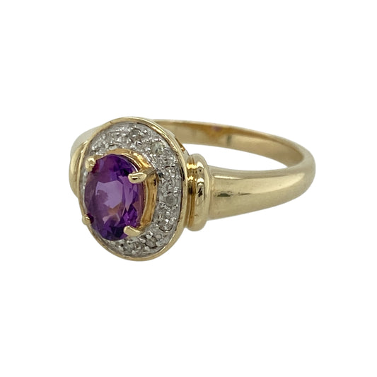 Add striking colour and refined sparkle to your jewellery collection with this pre-owned 9ct yellow and white gold diamond and amethyst halo ring, combining classic elegance with eye-catching contrast. A beautiful piece perfect for special occasions or elevated everyday wear.
Design: The ring features a 7mm by 5mm oval-cut amethyst at its centre, surrounded by a halo of sparkling diamonds.
