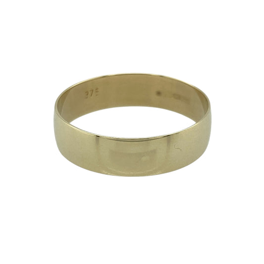 Choose timeless simplicity with this pre-owned 9ct yellow gold 6mm wedding band ring, offering a classic and versatile design suited to everyday wear. A traditional choice ideal as a wedding ring or substantial stacking band.
Design: The ring features a 6mm wide band, giving it a bold and well-balanced profile on the finger. The smooth, clean lines create a classic silhouette that pairs effortlessly with an engagement ring or can be worn alone for a confident, understated look.