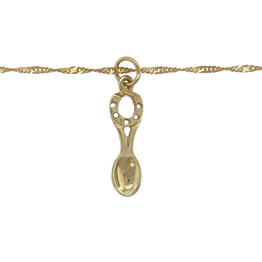 Celebrate luck and love with this pre-owned 9ct yellow gold horseshoe lovespoon pendant necklace, combining traditional symbolism with elegant detail. A meaningful piece perfect for everyday wear or thoughtful gifting.
Design: The pendant is crafted in a classic Welsh lovespoon style incorporating a horseshoe motif, symbolising good fortune and protection. Measuring approximately 3cm in length including the bail, the elongated silhouette creates a graceful focal point on the neckline.