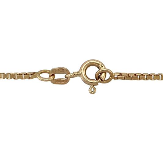 Add sleek simplicity to your jewellery collection with this pre-owned 9ct yellow gold 17" box chain, offering a clean and contemporary profile. A versatile piece perfect for everyday wear or pairing with a pendant.
Design: The chain measures approximately 1mm in width and features classic square box links, creating a smooth and structured appearance. The uniform design provides subtle light reflection and a refined finish along the neckline.