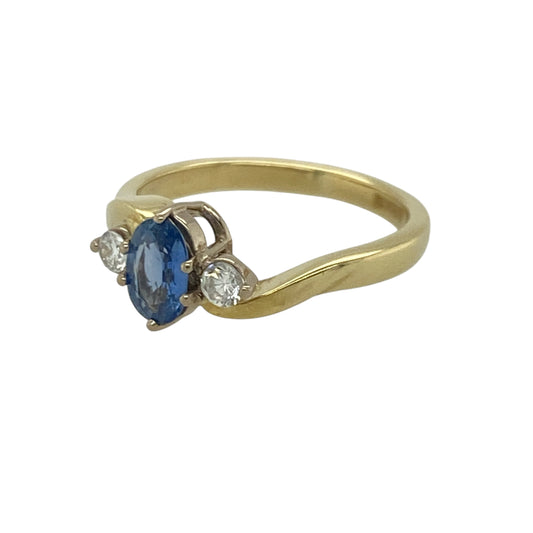 Add timeless elegance and refined sparkle to your jewellery collection with this pre-owned 18ct yellow gold diamond and sapphire trilogy ring, combining classic gemstone styling with luxurious detail. A beautiful piece ideal for special occasions or meaningful gifting.
Design: The ring features a 6mm by 4mm oval-cut sapphire at its centre, flanked by a brilliant-cut diamond on either side.