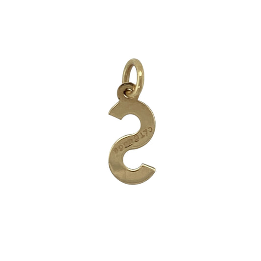 Add a personalised touch to your jewellery collection with this pre-owned 9ct yellow gold initial βSβ pendant, offering timeless simplicity in a lightweight design. A meaningful piece perfect for everyday wear or thoughtful gifting.
Design: The pendant is shaped as the letter βSβ, creating a classic and elegant silhouette. Its smooth, polished finish gives it a clean and refined appearance suitable for all ages and styles.