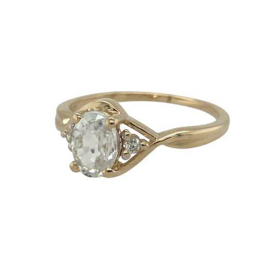 Add classic sparkle to your jewellery collection with this pre-owned 9ct yellow gold cubic zirconia set ring, offering timeless elegance with a balanced three-stone design. A versatile piece perfect for everyday wear or special occasions.
Design: The ring features a central oval-cut cubic zirconia measuring approximately 7mm by 5mm, creating a bright and eye-catching focal point.
