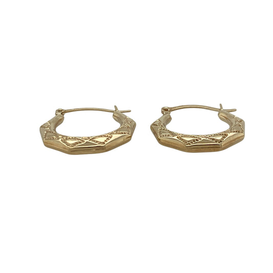 Add geometric style to your jewellery collection with these pre-owned 9ct yellow gold patterned hexagon hoop creole earrings, combining classic hoop styling with a contemporary edge. A versatile pair perfect for everyday wear.
Design: The earrings feature a distinctive hexagonal hoop silhouette, offering clean angles and a modern profile. The patterned detailing across the surface adds texture and subtle light-catching interest, enhancing the structured shape.