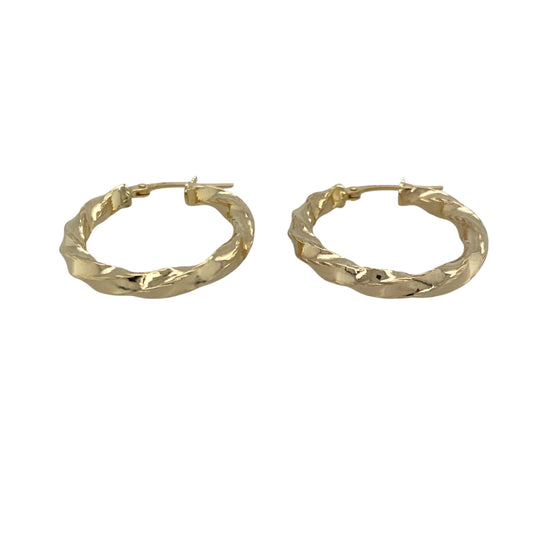 Add elegant movement and timeless style to your jewellery collection with these pre-owned 9ct yellow gold twisted oval creole earrings. A versatile pair perfect for everyday wear or effortless day-to-evening styling.
Design: The earrings feature an elongated oval-shaped creole silhouette enhanced by a flowing twisted design. The sculpted curves create light-catching texture, giving the hoops added dimension while maintaining a refined and flattering profile.