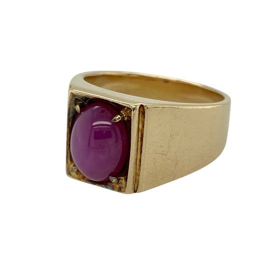 Make a confident statement with this pre-owned 14ct yellow gold pink/purple stone signet ring, combining bold colour with classic fine jewellery styling—ideal for everyday wear or as a distinctive addition to any gold jewellery collection.
Design: The ring features a single striking 10mm by 7mm oval pink/purple coloured centre stone, creating a bold focal point against the warm yellow gold.