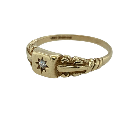 Add vintage-inspired character to your jewellery collection with this pre-owned 9ct yellow gold and diamond starburst set signet ring, a timeless piece perfect for everyday wear or as a distinctive statement ring.
Design: The ring features a classic signet-style face measuring approximately 5mm wide, detailed with a central diamond in a traditional starburst setting.