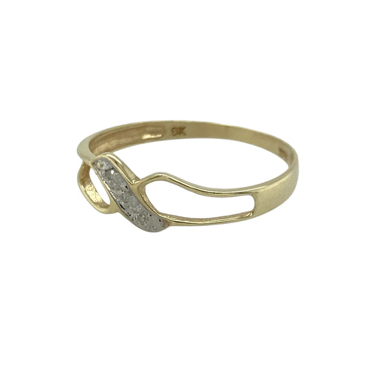 Add a romantic and contemporary touch to your jewellery collection with this pre-owned 9ct yellow and white gold diamond set open X kiss ring, a delicate piece perfect for everyday wear or meaningful gifting.
Design: The ring features an elegant open X βkissβ shape at the front, measuring approximately 5.5mm in height. The flowing crossover design symbolises love and connection, with diamond accents adding subtle sparkle to the white gold section for beautiful contrast.