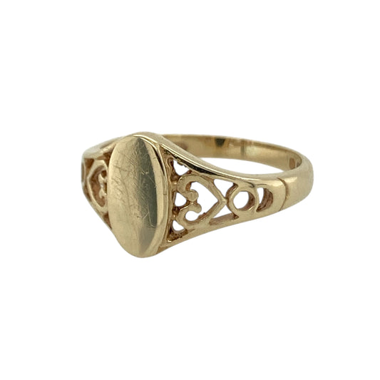 Add timeless character to your jewellery collection with this pre-owned 9ct yellow gold oval signet ring, a classic and versatile piece ideal for everyday wear.
Design: The ring features a traditional oval signet face measuring approximately 9mm high, offering a neat yet noticeable presence on the finger. Open patterned shoulders add decorative detail, giving the ring a lighter and more intricate appearance while maintaining its classic profile.