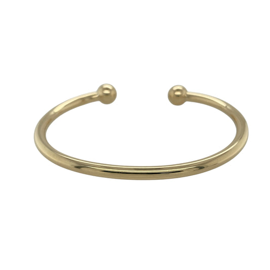 Add bold simplicity to your jewellery collection with this pre-owned 9ct yellow solid gold torque bangle, a timeless and versatile piece ideal for everyday wear or layering with other gold bracelets.
Design: This bangle features a classic torque style with a smooth, rounded profile measuring approximately 4mm in width. The open-ended design creates a clean and contemporary look while maintaining a traditional gold bangle silhouette.