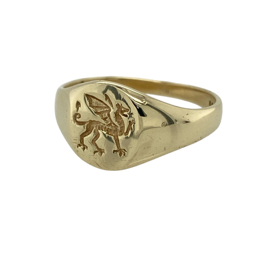 Celebrate proud heritage with this pre-owned 9ct yellow gold Welsh Dragon oval signet ring, a bold and meaningful piece perfect for everyday wear or as a symbolic statement.
Design: The ring features a classic oval signet face measuring approximately 11mm high, detailed with the iconic Welsh Dragon motif. The defined oval profile gives the ring confident presence on the finger while maintaining a traditional and timeless look.