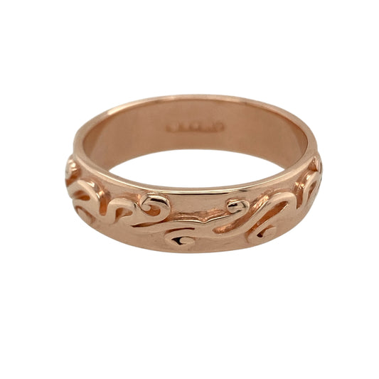 Make a bold statement with this pre-owned 9ct rose gold Clogau swirl patterned band ring, a striking and distinctive piece perfect for everyday wear or adding character to your jewellery collection.
Design: The ring features an eye-catching swirl pattern that flows continuously around the entire 7mm wide band, creating texture and movement from every angle. The full wrap design gives the ring strong presence on the finger while maintaining a refined and elegant look.