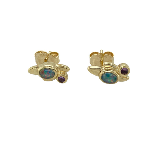 Add elegant colour and iconic Welsh design to your jewellery collection with these pre-owned 9ct yellow gold amethyst and opalique set Clogau stud earrings, a beautiful pair perfect for everyday wear or special occasions.
Design: These stud earrings showcase a striking combination of rich purple amethyst and luminous opalique stones, creating a soft yet eye-catching contrast. The balanced arrangement highlights the vibrant gemstone tones while maintaining a refined and feminine look.