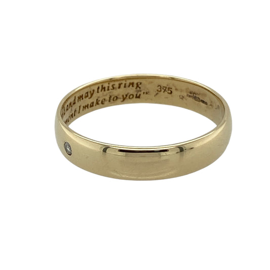 Celebrate lasting love with this pre-owned 9ct yellow gold and diamond set wedding band ring, a meaningful and sentimental piece perfect for marking a special commitment.
Design: The ring features a classic 4mm wide band with a single small diamond set centrally, adding a subtle touch of sparkle to the polished gold finish. The clean and timeless design ensures it can be worn alone or alongside an engagement ring.