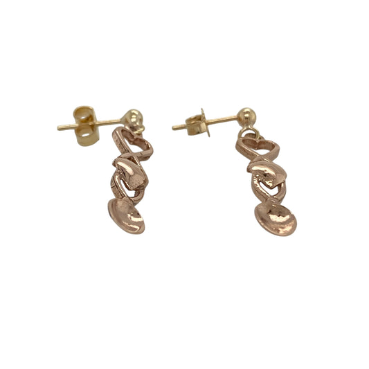 Celebrate Welsh heritage and romantic symbolism with these pre-owned 9ct yellow and rose Welsh gold heart lovespoon drop earrings—an elegant and meaningful addition to any jewellery collection.
Design: The earrings feature the traditional Welsh lovespoon motif with delicate heart detailing, symbolising love and commitment. The drop style adds gentle movement, while the combination of yellow and rose gold enhances the intricate design with beautiful contrast.