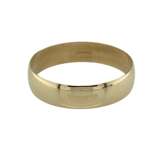 Celebrate your commitment with this pre-owned 9ct yellow gold 5mm wedding band ringβan enduring and versatile choice designed for everyday wear.
Design: The band measures approximately 5mm wide, offering a bold yet classic profile that sits comfortably on the finger. Its smooth, plain finish creates a clean and timeless look suited to both modern and traditional styles.
Material: Made from 9-carat yellow gold, the polished surface enhances the rich golden tone while providing durability for daily wear.