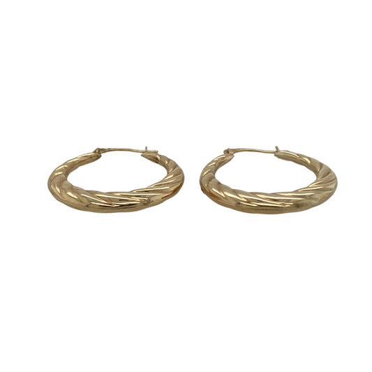 Add subtle texture and timeless style to your jewellery collection with these pre-owned 9ct yellow gold twisted hoop creole earrings—an elegant choice for everyday wear.
Design: The classic hoop creole silhouette is enhanced with a delicate twisted finish, creating gentle light reflection and added dimension. The twist detail gives the earrings a refined update while maintaining a simple and wearable profile.