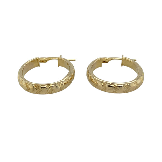 Add romantic detail to your jewellery collection with these pre-owned 9ct yellow gold heart patterned oval creole earrings—an elegant and feminine choice perfect for everyday wear.
Design: The oval creole silhouette is enhanced with delicate heart patterned detailing, adding texture and subtle charm to the classic hoop style. The decorative finish catches the light beautifully, giving the earrings a refined yet eye-catching look.