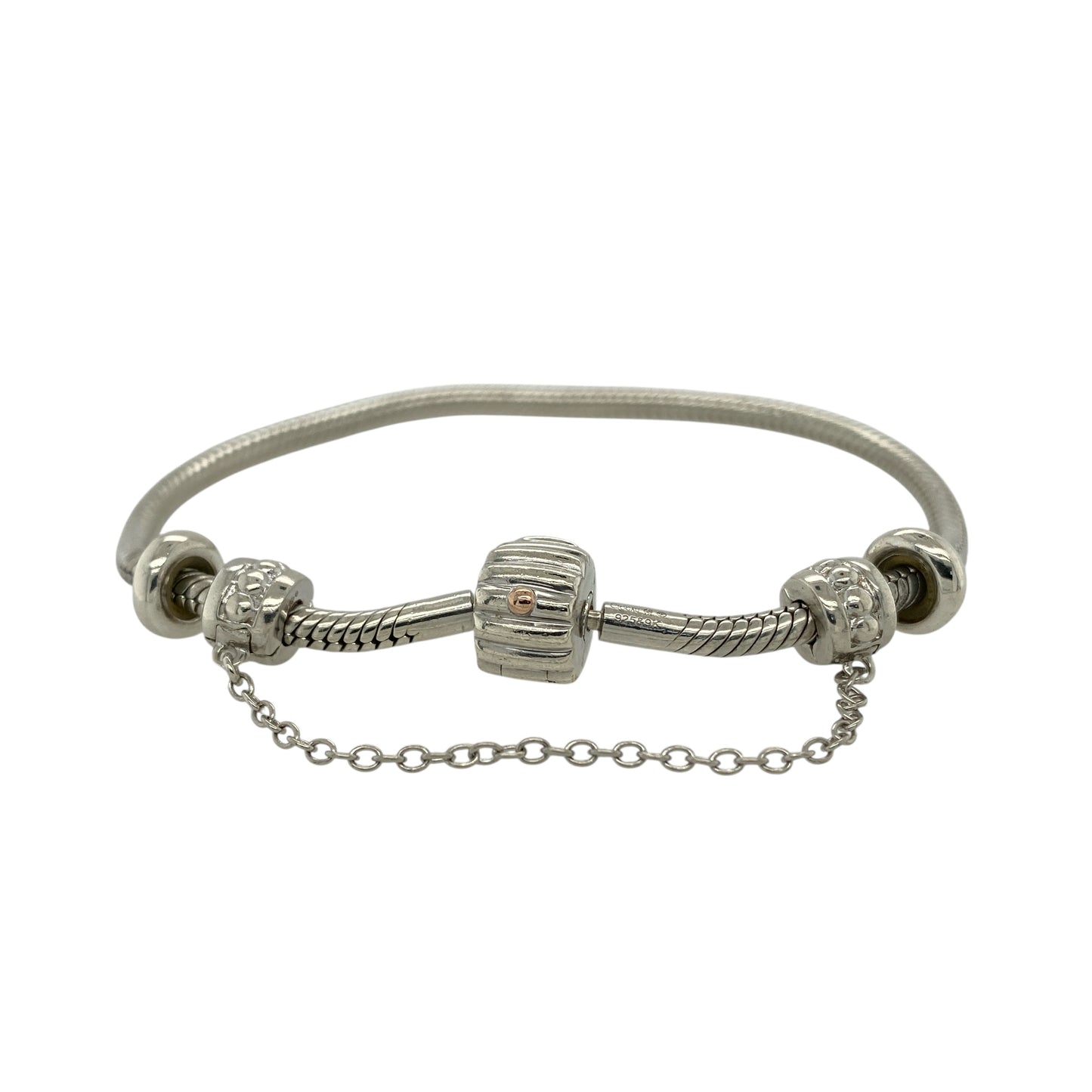 Celebrate meaningful design and timeless Welsh style with this pre-owned 925 silver with rose gold Clogau 7" charm bracelet—an elegant and versatile piece perfect for everyday wear.
Design: The bracelet measures approximately 7 inches in length and features the classic Clogau charm style, complete with a Tree of Life safety chain charm. The delicate rose gold detailing contrasts beautifully against the polished silver links, creating warmth and depth.