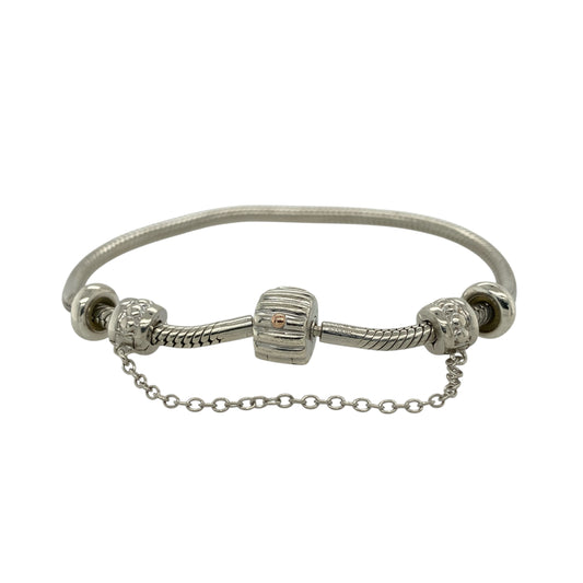 Celebrate meaningful design and timeless Welsh style with this pre-owned 925 silver with rose gold Clogau 7" charm braceletβan elegant and versatile piece perfect for everyday wear.
Design: The bracelet measures approximately 7 inches in length and features the classic Clogau charm style, complete with a Tree of Life safety chain charm. The delicate rose gold detailing contrasts beautifully against the polished silver links, creating warmth and depth.
