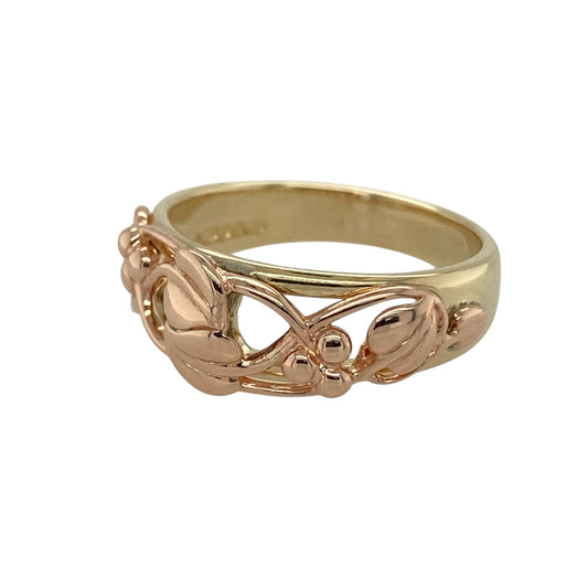 Bring symbolic beauty and elegant Welsh craftsmanship to your collection with this pre-owned 9ct yellow and rose gold Clogau Tree of Life ring, blending meaningful design with timeless styleβperfect for everyday wear or thoughtful gifting.
Design: The front of the ring features an 8mm high Tree of Life motif in flowing yellow and rose gold vines, representing growth, renewal, and connection through generations.
