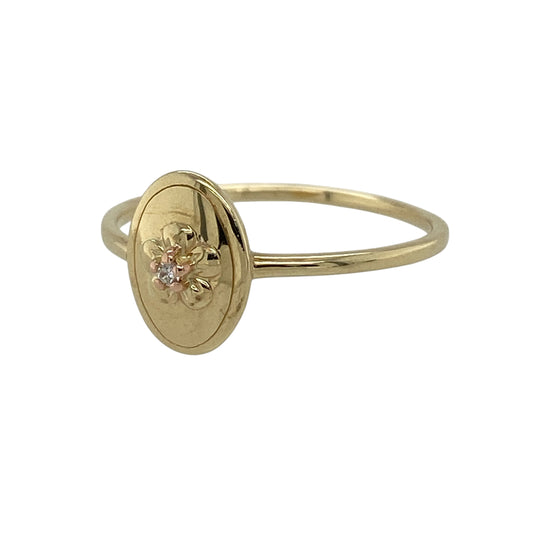 Add delicate floral elegance to your jewellery collection with this pre-owned 9ct yellow gold diamond set Clogau flower oval ring—an eye-catching and feminine design perfect for everyday wear.
Design: The front of the ring measures approximately 10mm high and features a beautifully detailed oval setting with a floral motif at its centre. Diamond accents add refined sparkle, enhancing the intricate flower design and creating a soft yet radiant focal point.