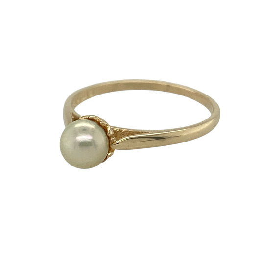 Add classic elegance to your jewellery collection with this pre-owned 9ct yellow gold pearl set ring, showcasing timeless simplicity and natural beautyβperfect for everyday wear or a meaningful gift.
Design: The ring features a single 6mm round pearl at the centre, creating a refined and understated solitaire style. The smooth lustre of the pearl offers soft, natural radiance, making it a graceful and versatile choice.