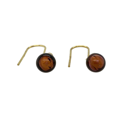 Add a touch of vintage-inspired charm to your jewellery collection with these pre-owned 9ct yellow gold brown and purple glass style ball drop earrings, offering subtle colour and elegant movementβperfect for everyday wear or evening styling.
Design: Each earring features a polished 7mm round brown and purple glass style bead, creating a delicate drop effect that catches the light beautifully. The soft blend of tones adds warmth and character, making them easy to pair with both casual and formal outfits.