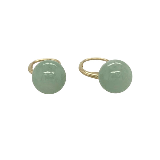Add natural elegance and timeless colour to your jewellery collection with these pre-owned 9ct yellow gold jade ball drop earrings, offering classic style with a graceful drop design—perfect for both everyday wear and special occasions.
Design: Each earring features a smooth round jade bead measuring approximately 9mm in diameter, creating a striking yet elegant drop effect. The rich green jade provides beautiful natural colour while the polished finish gives the stones a soft lustre.