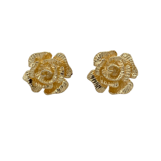 Add timeless floral elegance to your jewellery collection with these pre-owned 9ct yellow gold rose flower stud earrings, featuring beautifully detailed petals and classic gold styling—perfect for everyday wear or a thoughtful gift.
Design: Each stud is shaped as a delicate rose flower, with layered petal detailing that creates depth and texture. The intricate design captures the beauty of a blooming rose, giving the earrings a romantic and feminine appearance.