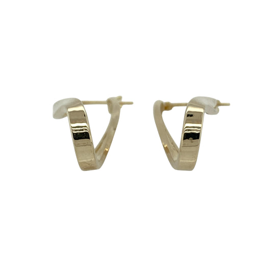 Add classic elegance with a touch of texture to your jewellery collection with these pre-owned 9ct yellow gold twist oval creole earrings, offering a timeless hoop style with subtle detail—perfect for everyday wear.
Design: The earrings feature an elegant oval creole shape with a delicate twisted pattern running along the front, creating texture and light-catching detail. The twist design adds depth and visual interest while maintaining a classic hoop silhouette.