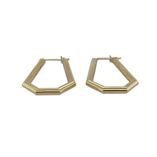 Add modern style and bold shape to your jewellery collection with these pre-owned 9ct yellow gold geometric shaped creole earrings, featuring a distinctive contemporary design—perfect for everyday wear or a stylish statement look.
Design: The earrings feature a geometric creole hoop shape, offering a modern twist on the classic hoop design. The clean lines and angular form create a striking silhouette that catches the light beautifully.