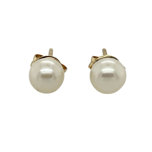 Add timeless elegance to your jewellery collection with these pre-owned 9ct yellow gold pearl stud earrings, featuring classic simplicity and natural beauty—perfect for everyday wear or a thoughtful gift.
Design: Each earring features a round pearl measuring approximately 5mm in diameter, creating a delicate and refined look. The smooth surface of the pearls offers soft lustre, giving the studs a graceful and elegant appearance.