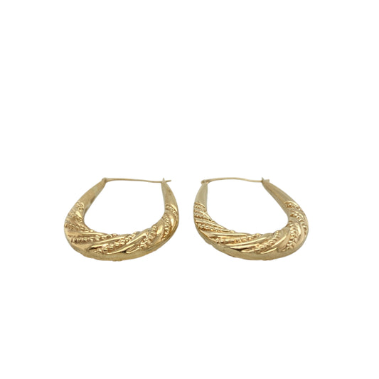 Add classic texture and timeless style to your jewellery collection with these pre-owned 9ct yellow gold patterned oval creole earrings, featuring decorative detailing and elegant gold styling—perfect for everyday wear or special occasions.
Design: The earrings feature a traditional oval creole hoop shape with patterned detailing across the surface, creating a subtle textured finish that catches the light beautifully.