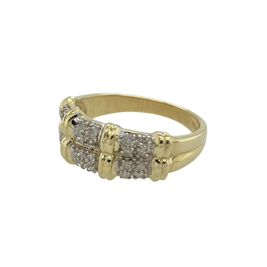 Add contemporary sparkle and elegant styling to your jewellery collection with this pre-owned 9ct yellow gold diamond double band ring, featuring a modern layered design—perfect for everyday wear or as a stylish statement piece.
Design: The ring features a double band style across the front, creating a layered look that adds depth and visual interest. Sparkling diamond accents enhance the design, adding refined brilliance and subtle shimmer.