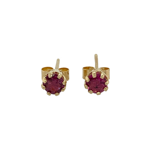 Add a touch of vibrant colour to your jewellery collection with these pre-owned 9ct yellow gold ruby stud earrings, featuring a timeless and elegant design—perfect for everyday wear or as a meaningful gift.
Design: Each earring features a round ruby measuring approximately 4mm in diameter, creating a bright and eye-catching focal point. The deep red gemstones offer a classic and sophisticated appearance.
