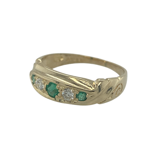 Add vintage-inspired charm and subtle colour to your jewellery collection with this pre-owned 9ct yellow gold diamond and green stone ring, featuring a classic and elegant design—perfect for everyday wear or as a unique dress ring.
Design: The ring showcases a green centre stone complemented by sparkling diamond accents, creating a refined and eye-catching vintage style appearance. The combination of colour and sparkle gives the ring a soft yet distinctive look.