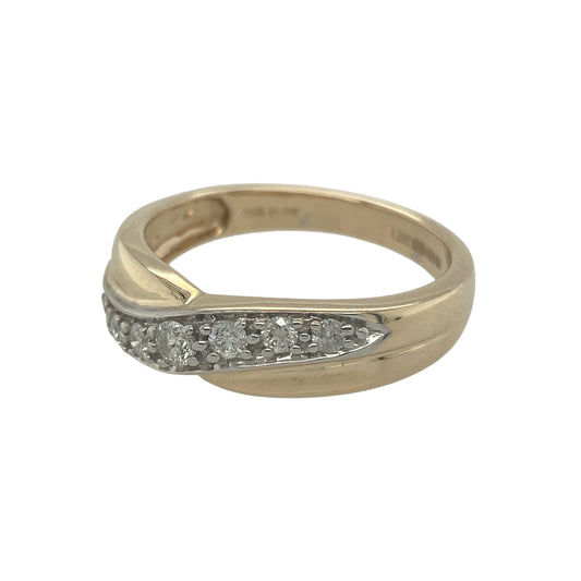 Add elegant sparkle and contemporary style to your jewellery collection with this pre-owned 9ct yellow gold diamond crossover band ring, featuring a striking and eye-catching design—perfect for everyday wear or a statement dress ring.
Design: The ring features a graceful crossover band design set with sparkling diamonds, creating a flowing and dynamic look across the finger. With approximately 0.25ct total diamond content, the stones offer beautiful brilliance and light reflection.