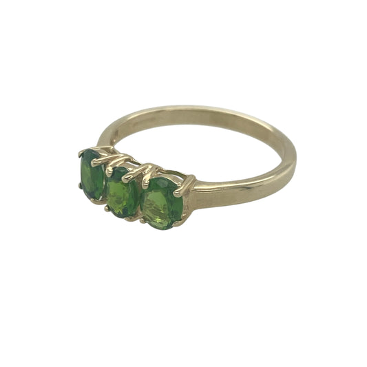 Add classic colour and timeless elegance to your jewellery collection with this pre-owned 9ct yellow gold green stone trilogy ring, featuring a traditional three-stone design with rich green tones—perfect for everyday wear or meaningful gifting.
Design: The ring showcases a trilogy arrangement of green gemstones, each measuring approximately 5mm by 4mm. The three-stone layout creates a balanced and elegant look, offering a refined pop of colour across the finger.