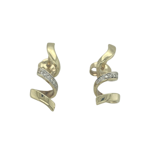 Add elegant movement and subtle sparkle to your jewellery collection with these pre-owned 9ct yellow gold cubic zirconia spiral drop earrings, featuring a graceful flowing designβperfect for both everyday wear and special occasions.
Design: The earrings showcase a stylish spiral drop design, creating a sense of movement and fluidity. Cubic zirconia stones are incorporated to add eye-catching sparkle throughout the design.
