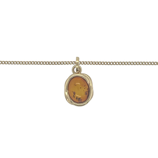Add warm tones and natural beauty to your jewellery collection with this pre-owned 9ct yellow gold amber necklace, featuring a rich golden gemstone with timeless appealβperfect for everyday wear or special occasions.
Design: The necklace features an amber gemstone measuring approximately 9mm by 7mm, offering a smooth and eye-catching focal point. The simple design allows the natural colour and character of the amber to stand out.