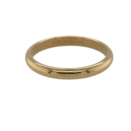 Add timeless elegance and classic style to your jewellery collection with this pre-owned 18ct yellow gold wedding band ring, featuring a refined and traditional design—perfect as a wedding ring or everyday band.
Design: The ring features a clean and classic band profile measuring approximately 2.5mm wide, offering a balanced and understated look that suits both modern and traditional styles.